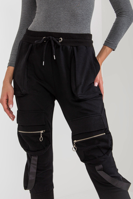 Juodos moteriškos sportinės kelnės su... Juodos moteriškos sportinės kelnės su...