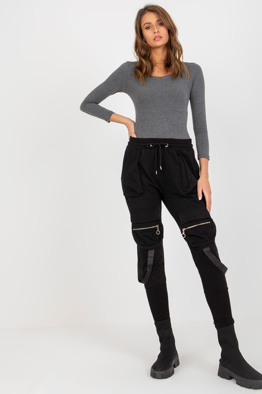 Juodos moteriškos sportinės kelnės su... Juodos moteriškos sportinės kelnės su...