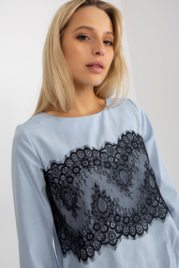 Šviesiai mėlyna iškilminga...