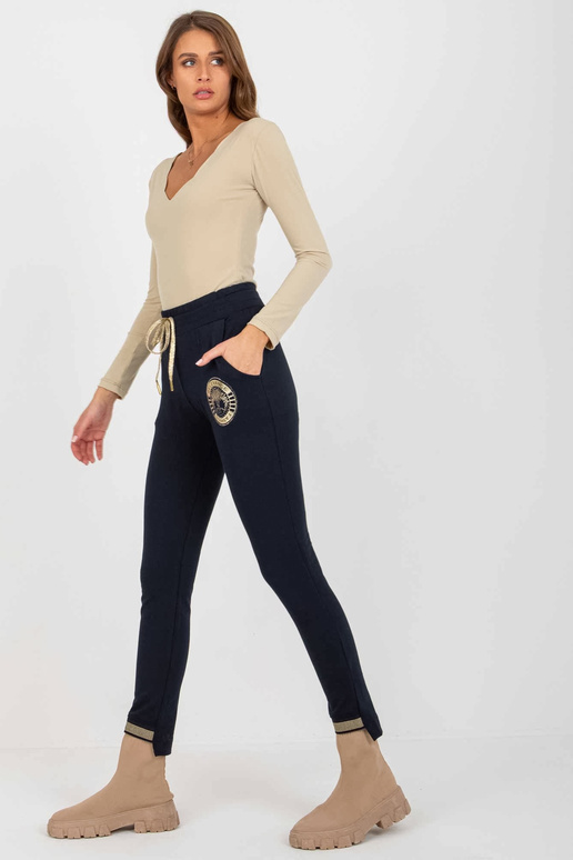 Tamsiai mėlynos mirtos spalvos...