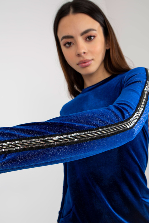 Tamsiai mėlyna veliūrinė blizganti... Tamsiai mėlyna veliūrinė blizganti...