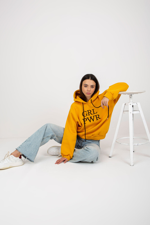 Geltoni megztiniai su gobtuvu ir... Geltoni megztiniai su gobtuvu ir...