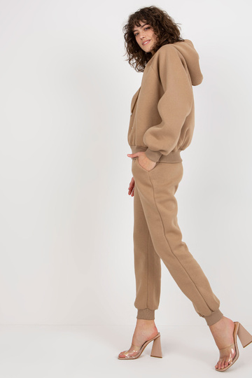 Tamsiai smėlio spalvos...