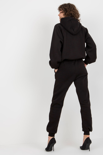 Juodas dviejų dalių...