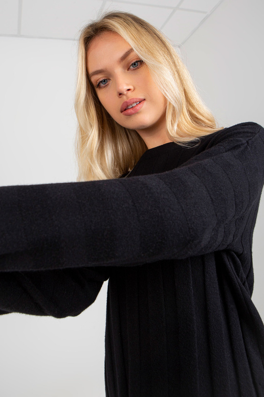 Juodas lygus klasikinis megztinis...