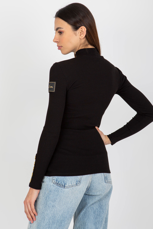 Juoda prigludusi palaidinė su... Juoda prigludusi palaidinė su...