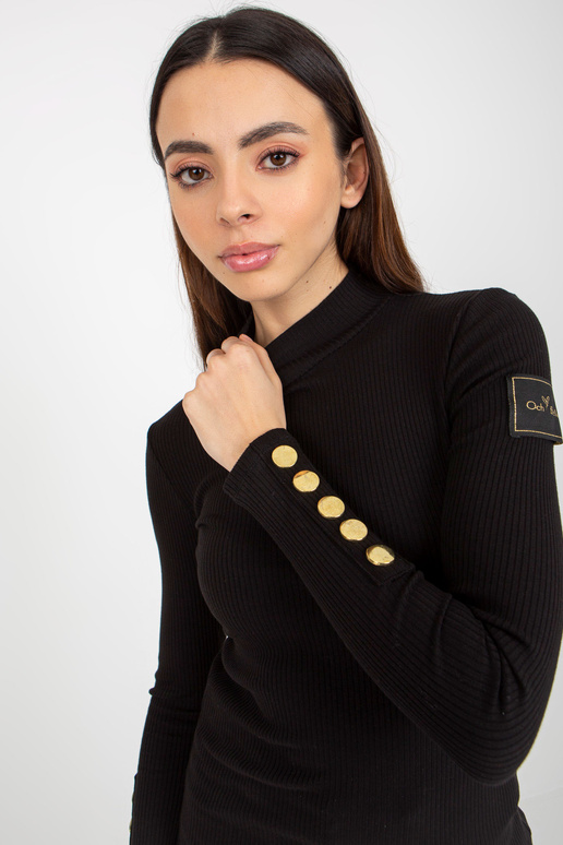 Juoda prigludusi palaidinė su... Juoda prigludusi palaidinė su...