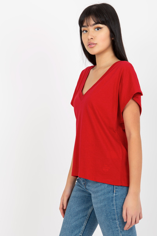 Raudoni marškinėliai su V formos...