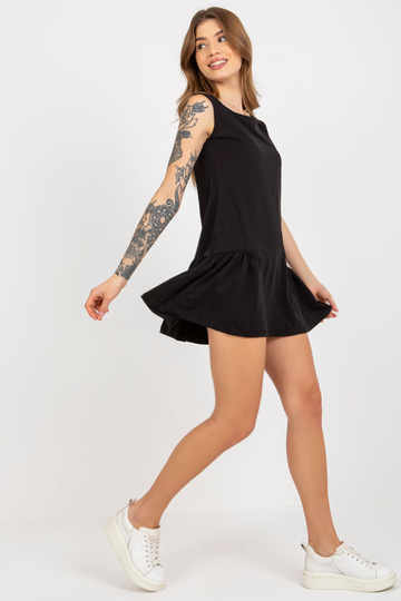 Juoda raukinių be rankovių...