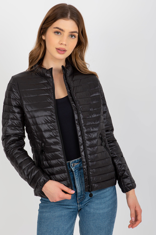 Juoda pereinamoji dygsniuota striukė...