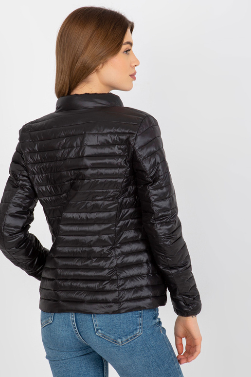 Juoda pereinamoji dygsniuota striukė...