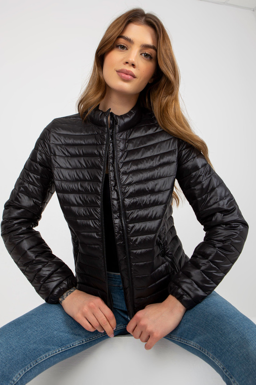 Juoda pereinamoji dygsniuota striukė...