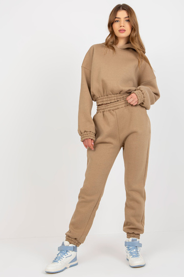 Tamsiai smėlio spalvos...