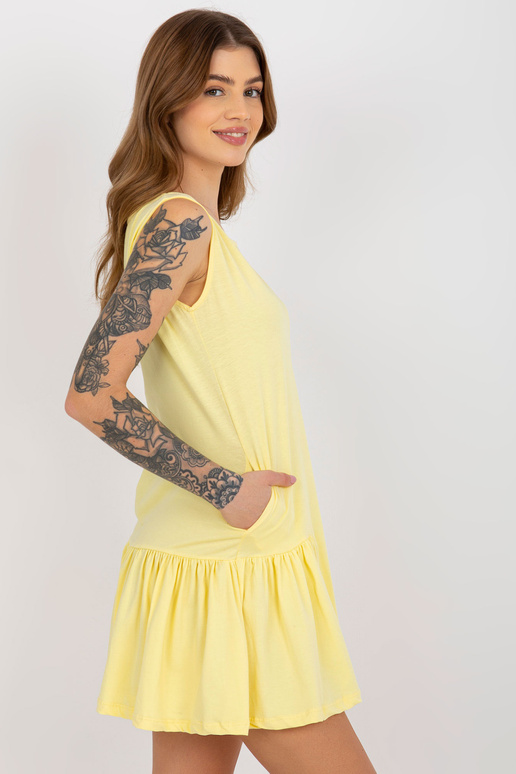 Geltona mini platėjanti rauktinė suknelė Geltona mini platėjanti rauktinė suknelė