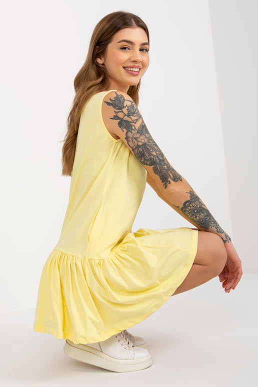 Geltona mini platėjanti rauktinė suknelė Geltona mini platėjanti rauktinė suknelė