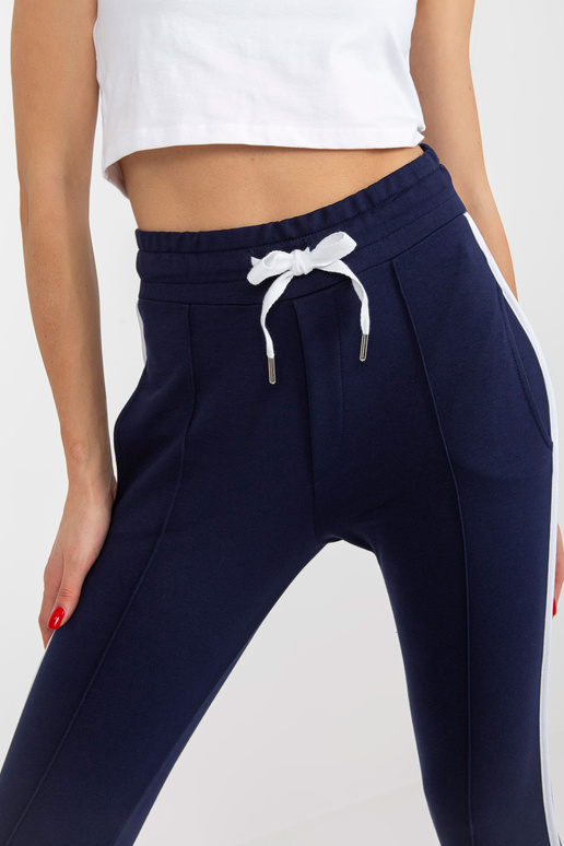 Tamsiai mėlynos paprastos sportinės... Tamsiai mėlynos paprastos sportinės...