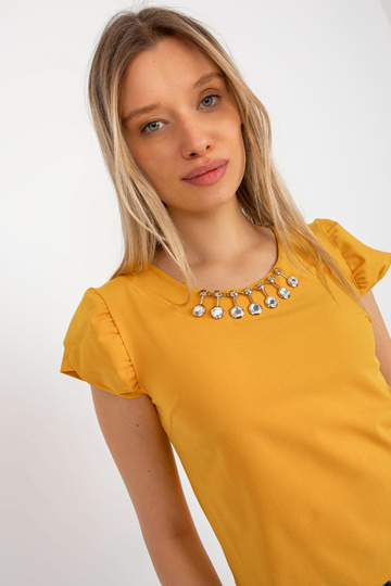 Tamsiai geltona trumpa...