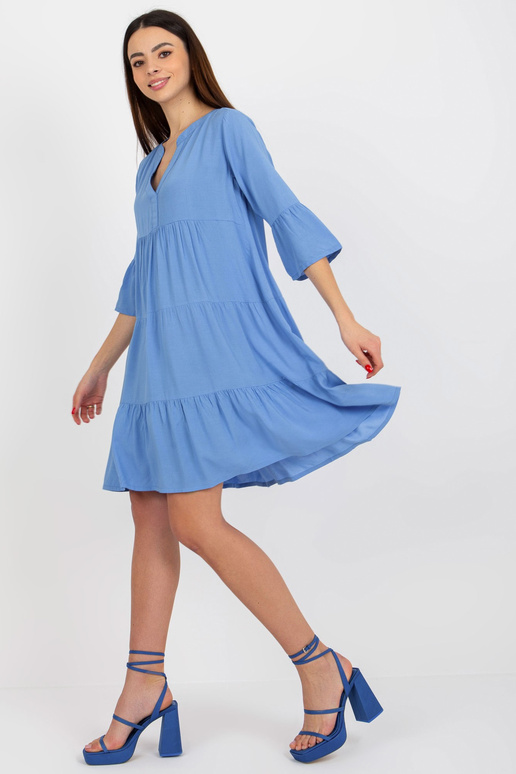 Šviesiai mėlyna laisva suknelė su... Šviesiai mėlyna laisva suknelė su...