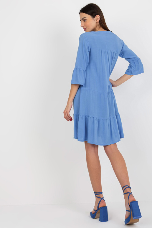 Šviesiai mėlyna laisva suknelė su... Šviesiai mėlyna laisva suknelė su...