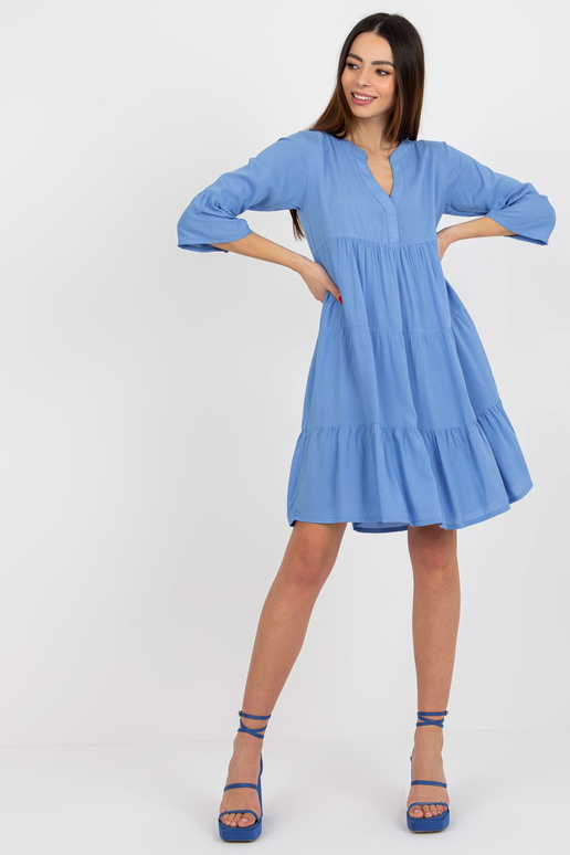 Šviesiai mėlyna laisva suknelė su... Šviesiai mėlyna laisva suknelė su...