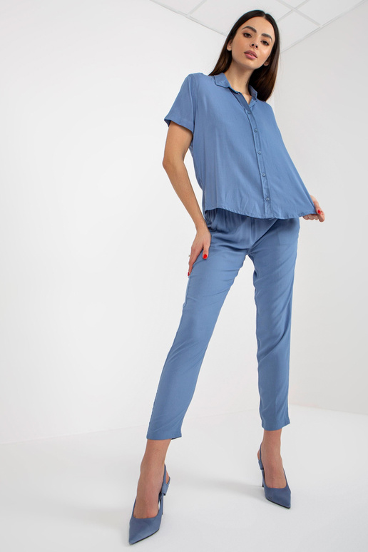 Mėlynos spalvos megztinių marškinių...