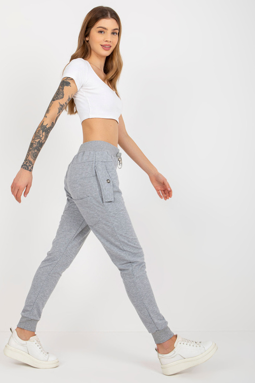 Pilkos moteriškos sportinės kelnės su... Pilkos moteriškos sportinės kelnės su...