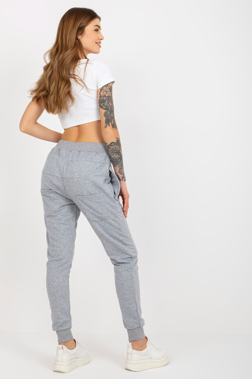 Pilkos moteriškos sportinės kelnės su... Pilkos moteriškos sportinės kelnės su...