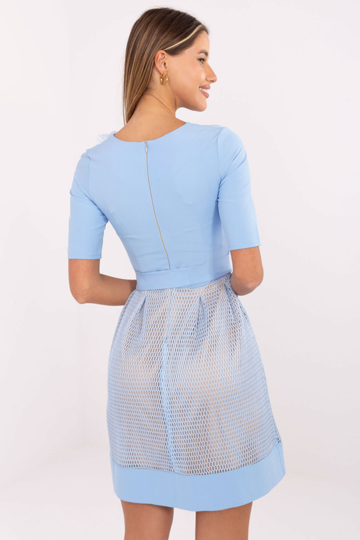 Šviesiai mėlyna, platėjanti...