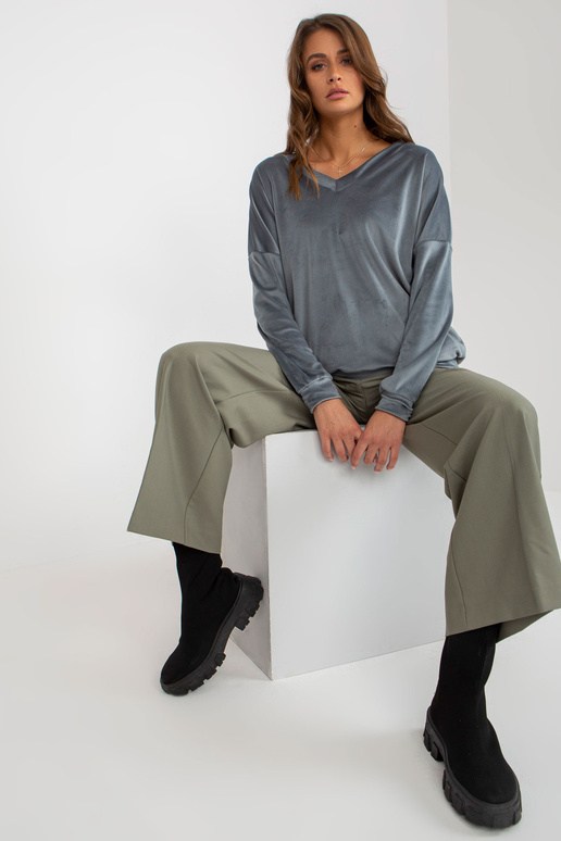 Purvinas mėlynas veliūrinis megztinis... Purvinas mėlynas veliūrinis megztinis...