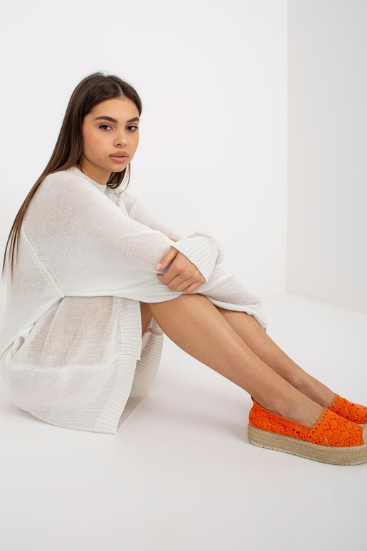 Balta oversize megzta suknelė ilgomis...