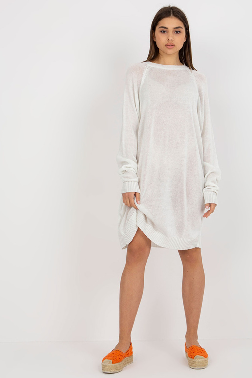 Balta oversize megzta suknelė ilgomis...