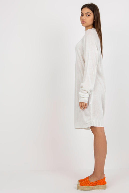 Balta oversize megzta suknelė ilgomis...