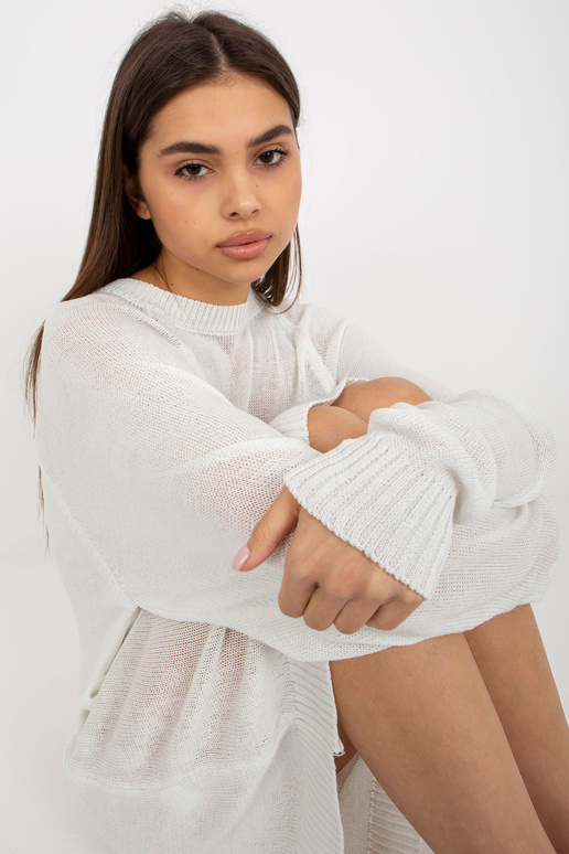 Balta oversize megzta suknelė ilgomis...