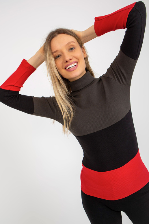 Khaki raudona prigludusi palaidinė su... Khaki raudona prigludusi palaidinė su...