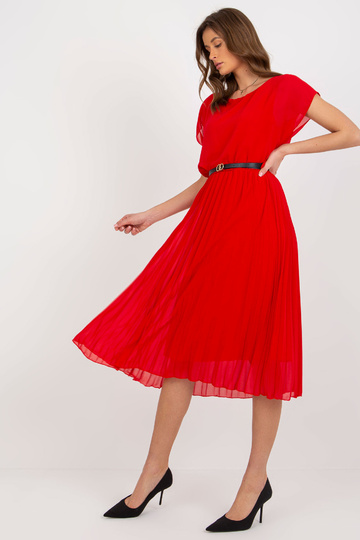 Raudona platėjanti suknelė...