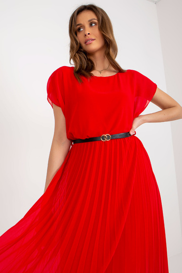 Raudona platėjanti suknelė... 2