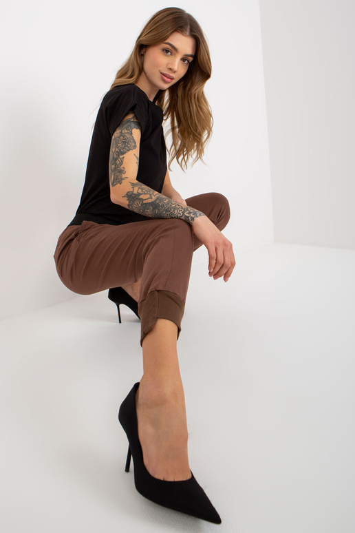 Rudos bazinės sportinės kelnės su... Rudos bazinės sportinės kelnės su...