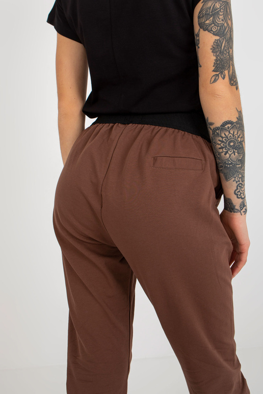 Rudos bazinės sportinės kelnės su... Rudos bazinės sportinės kelnės su...