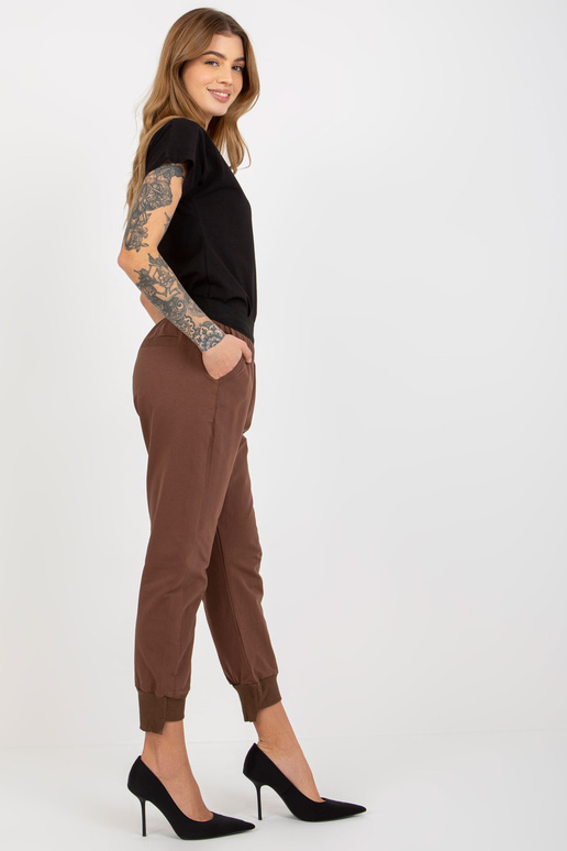 Rudos bazinės sportinės kelnės su... Rudos bazinės sportinės kelnės su...