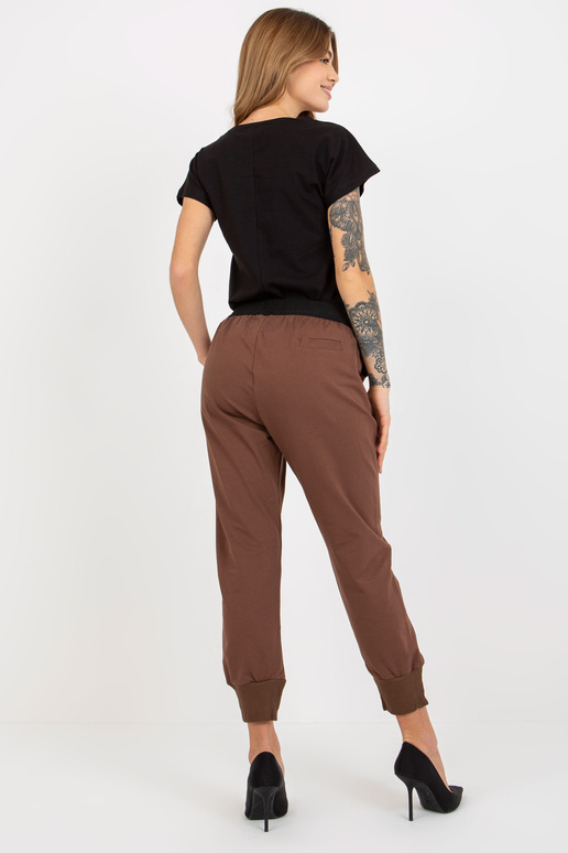 Rudos bazinės sportinės kelnės su... Rudos bazinės sportinės kelnės su...