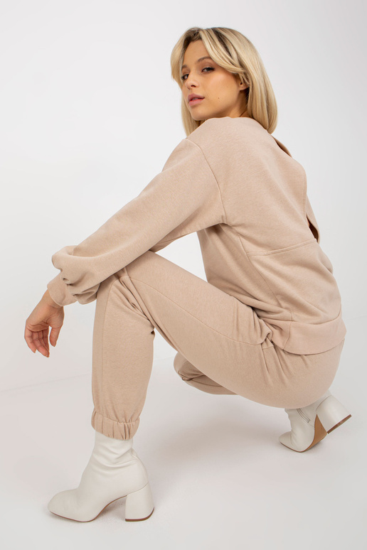 Smėlio spalvos laisvalaikio rinkinys...