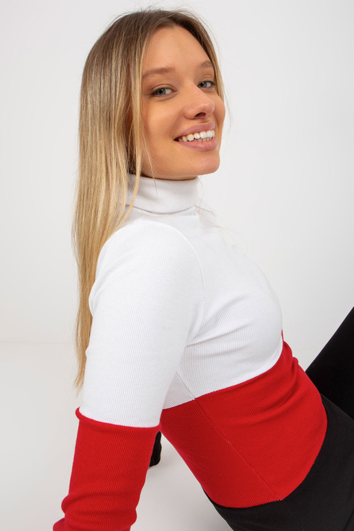 Ecru raudona prigludusi palaidinė su... Ecru raudona prigludusi palaidinė su...