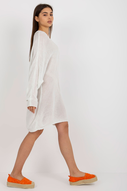 Balta laisva megzta suknelė vasarai