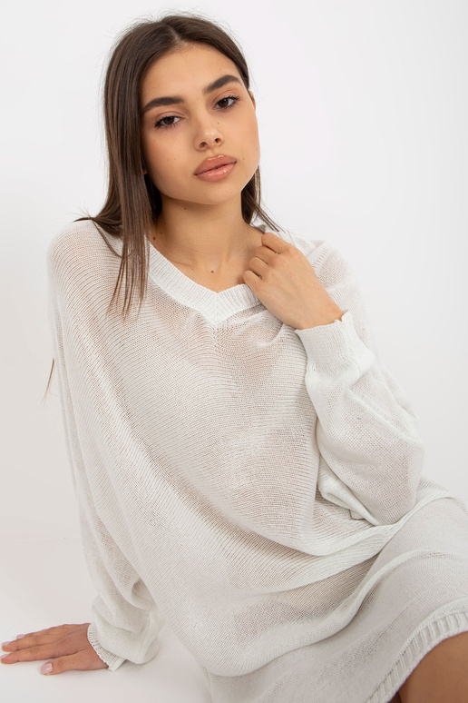 Balta laisva megzta suknelė vasarai