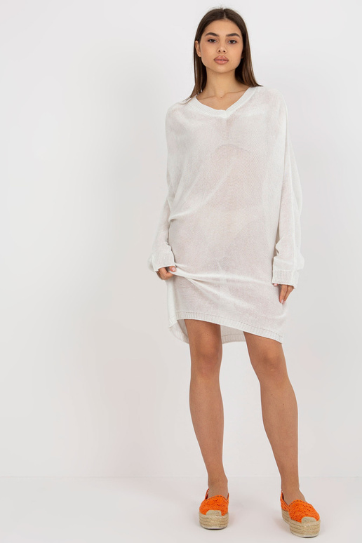 Balta laisva megzta suknelė vasarai