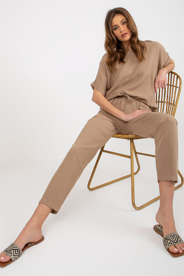 Tamsiai smėlio spalvos...