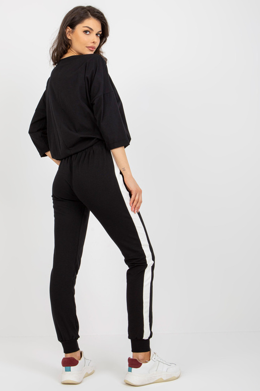 Juodas moteriškas megztinio kostiumo...