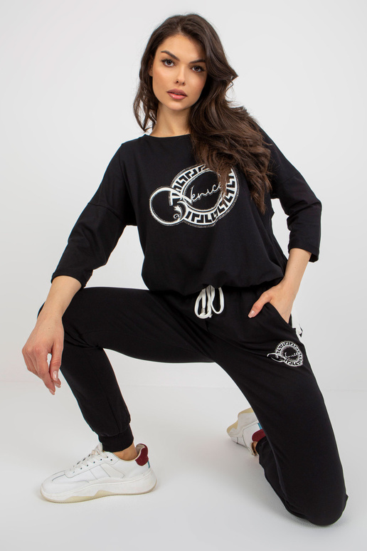 Juodas moteriškas megztinio kostiumo...