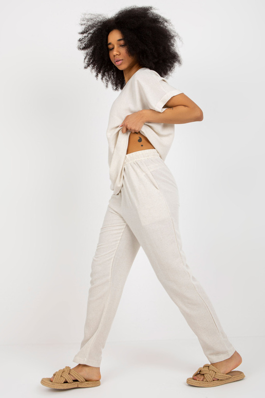 Šviesiai smėlio spalvos dviejų dalių... Šviesiai smėlio spalvos dviejų dalių...