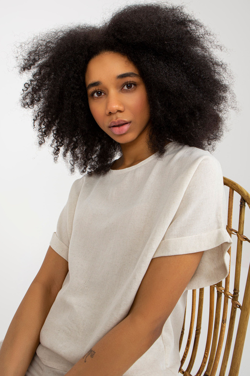 Šviesiai smėlio spalvos dviejų dalių... Šviesiai smėlio spalvos dviejų dalių...